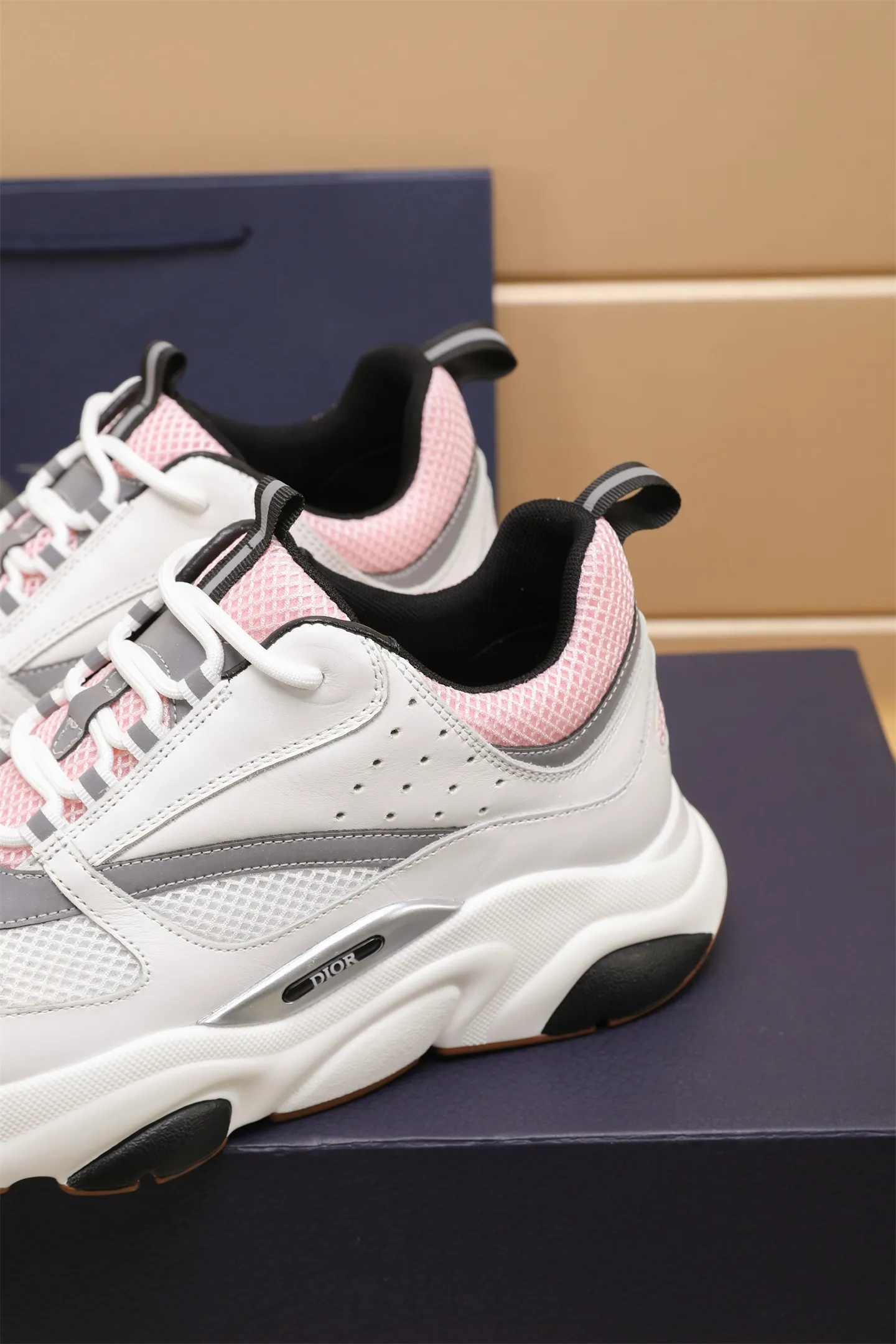 Factory price: 460💰Dior’s top version of D’s b22 men’s sports shoes. Inspired by retro running styles, the chunky low-top silhouette features gray calf leather and blue and white mesh fabric uppers, atop a black, white and blue engraved rubber sole. Nylon ribbon accents the blue mesh tongue and heel counter, and a "dio~" logo appears on the side. Pair it with a suit for a striking contrast and add a sportswear-chic edge to your look. The thick sole can be about 4cm~ Size: 38-45, [46, 47 customized]